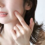 フェイスマッサージで顔を引き締める！顔のむくみを和らげる方法