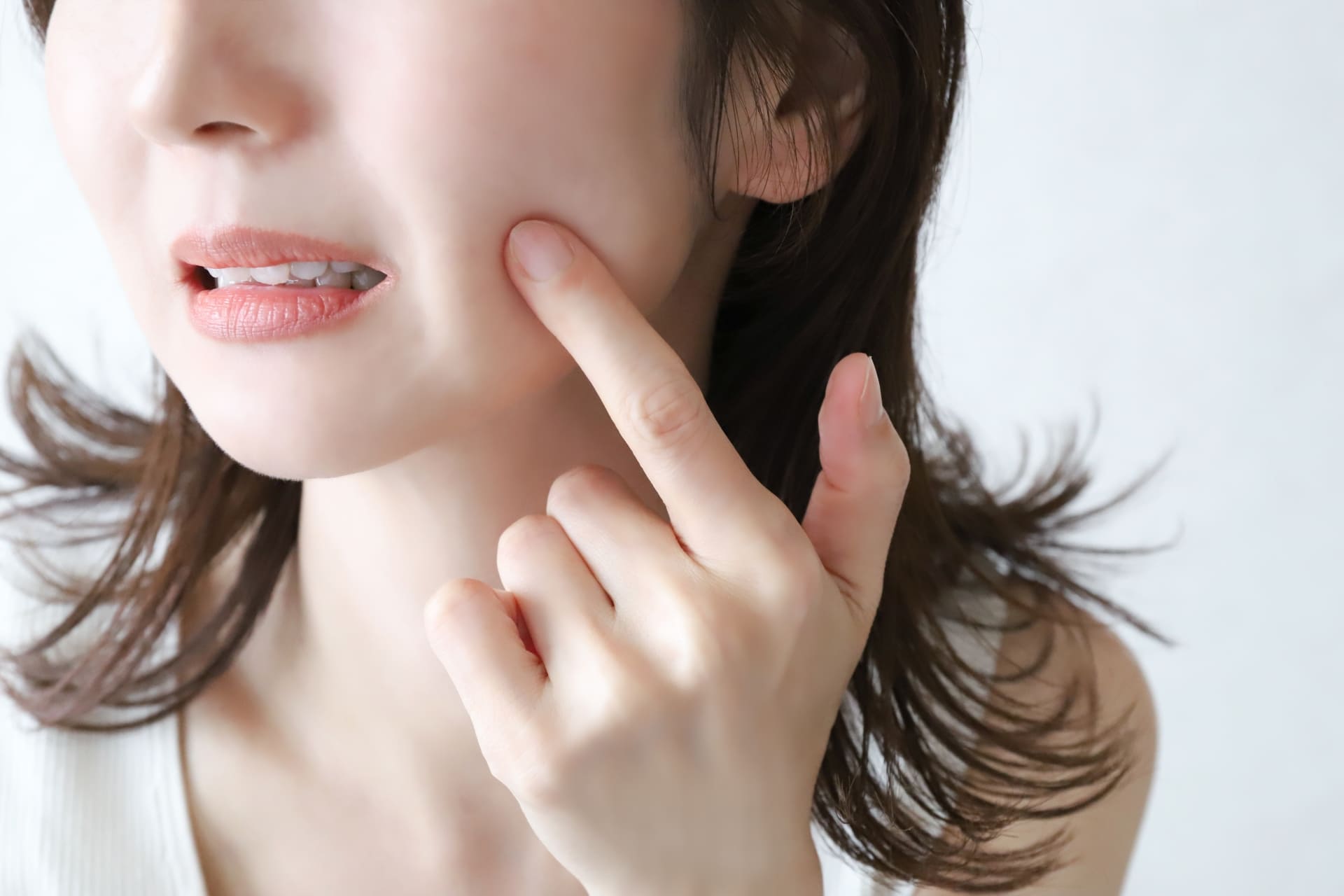 ほうれい線の原因を解説！目立たせないための対策とエイジングケアの基本
