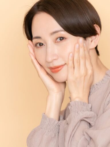 フェイスマッサージで顔を引き締める！顔のむくみを和らげる方法
