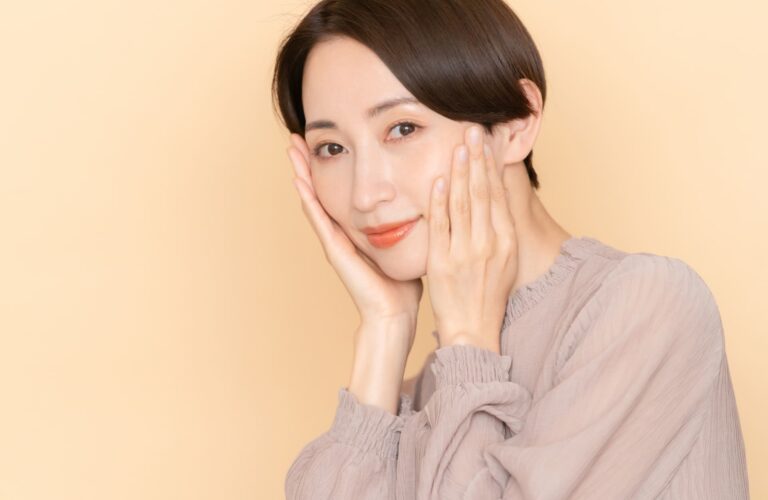 フェイスマッサージで顔を引き締める！顔のむくみを和らげる方法
