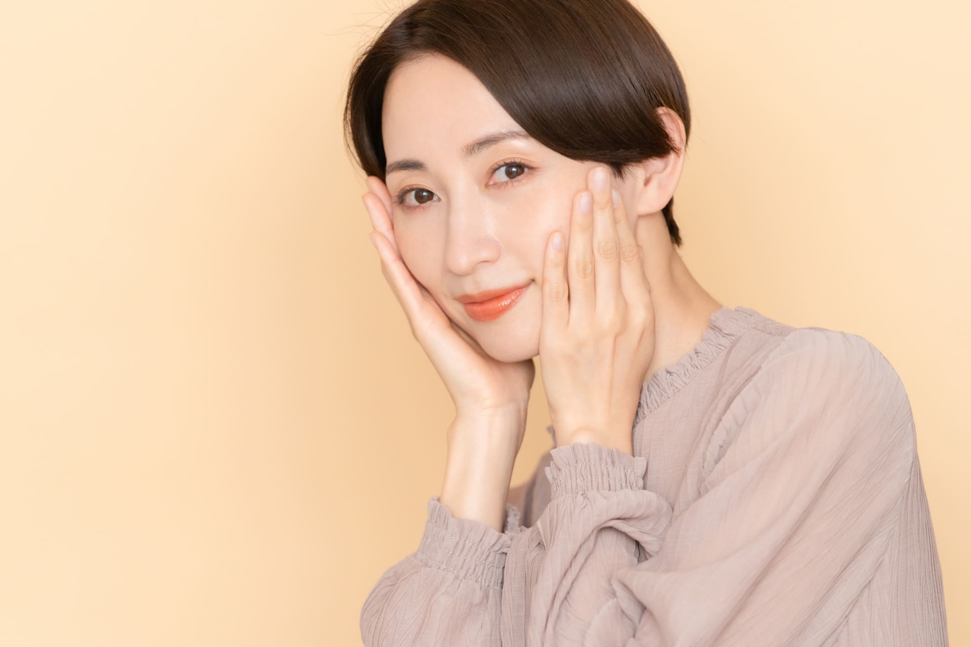 フェイスマッサージで顔を引き締める！顔のむくみを和らげる方法